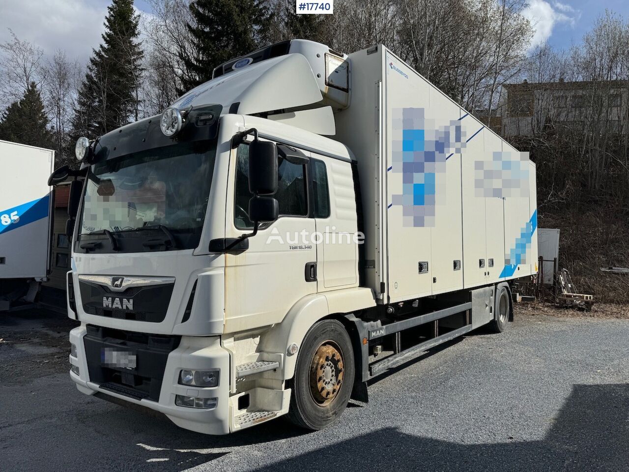 chladírenský nákladní vozidlo MAN TGM 18.340 4x2 box truck w/ Factory new engine. Full side openin